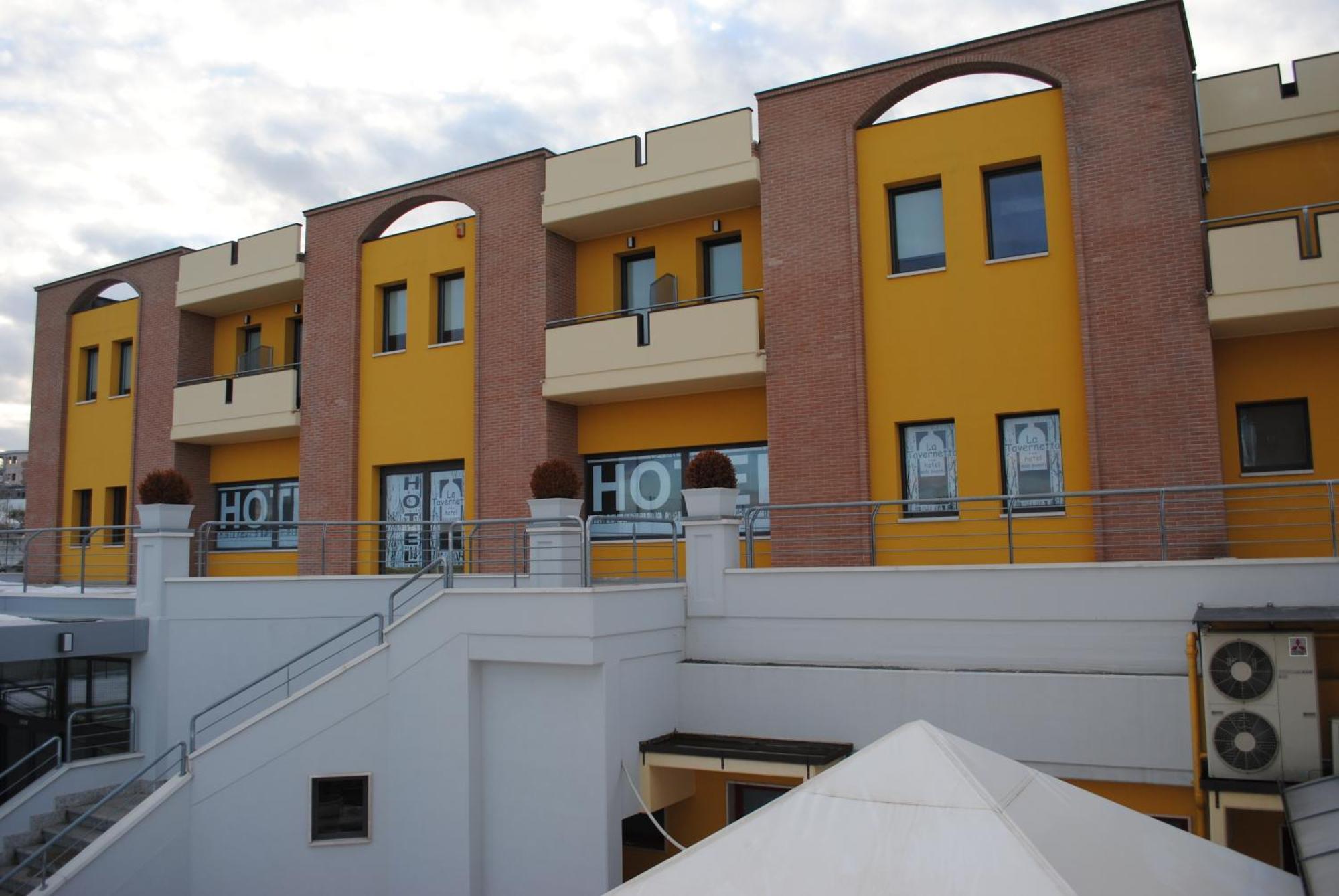 Hotel La Tavernetta Кампобасо Екстериор снимка